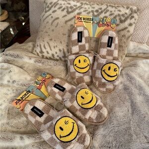 Joe Boxer Tan and White with Yellow Smiley Slippers Toes Out Med & Lge